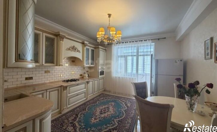 4-комн квартира пр-кт Гамидова, 6а,  д. 6а